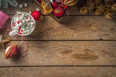Marşmelovlu sıcak çikolata, Noel sabahı kahvaltısı için sıcak çikolata, ahşap zemin üzerinde Noel süslemeleri, samimi kış fotokopi alanı