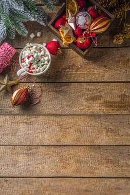 Marşmelovlu sıcak çikolata, Noel sabahı kahvaltısı için sıcak çikolata, ahşap zemin üzerinde Noel süslemeleri, samimi kış fotokopi alanı