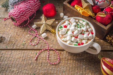 Marşmelovlu sıcak çikolata, Noel sabahı kahvaltısı için sıcak çikolata, ahşap zemin üzerinde Noel süslemeleri, samimi kış fotokopi alanı