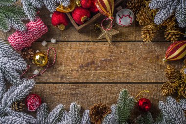 Noel ve Yeni Yıl tebrik kartı geçmişi. Karlı köknar ağacı dalları ve xmas dekorasyonu olan düz bir Noel tahtası. Üst görünümü kopyalama alanı çerçevesi.