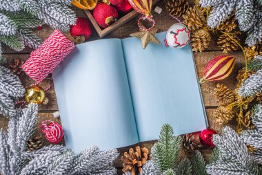 Noel ve Yeni Yıl tebrik kartı geçmişi. Karlı köknar ağacı dalları ve xmas dekorasyonu olan düz bir Noel tahtası. Üst görünümü kopyalama alanı çerçevesi.