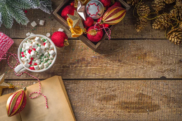 Marşmelovlu sıcak çikolata, Noel sabahı kahvaltısı için sıcak çikolata, ahşap zemin üzerinde Noel süslemeleri, samimi kış fotokopi alanı