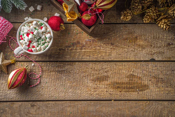 Marşmelovlu sıcak çikolata, Noel sabahı kahvaltısı için sıcak çikolata, ahşap zemin üzerinde Noel süslemeleri, samimi kış fotokopi alanı