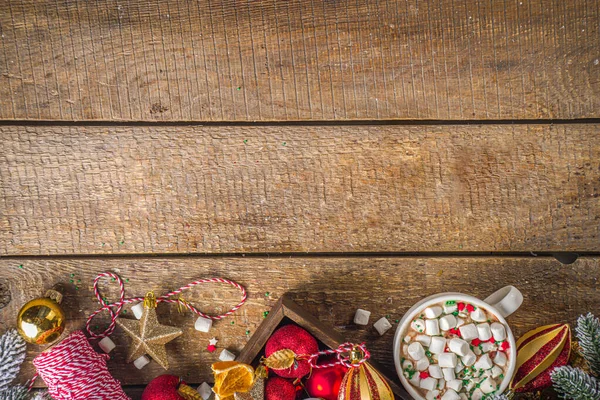 Marşmelovlu sıcak çikolata, Noel sabahı kahvaltısı için sıcak çikolata, ahşap zemin üzerinde Noel süslemeleri, samimi kış fotokopi alanı