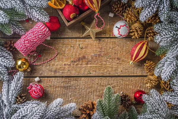 Noel ve Yeni Yıl tebrik kartı geçmişi. Karlı köknar ağacı dalları ve xmas dekorasyonu olan düz bir Noel tahtası. Üst görünümü kopyalama alanı çerçevesi.