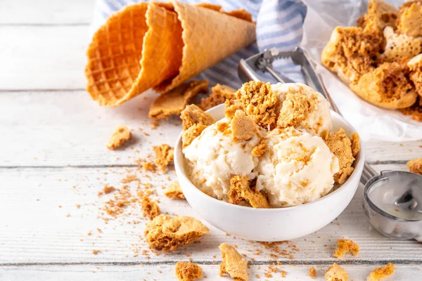 Bal petekli dondurma, üzerinde dalgona bal peteği olan lezzetli kahverengi şekerli dondurma, lezzetli viral tatlı.