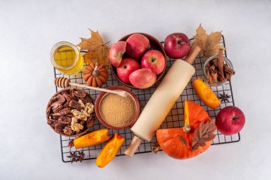 Sonbahar pişirme, çeşitli malzemelerle mevsimlik tatlı pişirme - bal, kabak kabağı kabağı, kahverengi şeker, tarçın, baharat, kırmızı elma, ceviz, fındık. Sonbahar, Şükran Günü pastanesi geçmişi