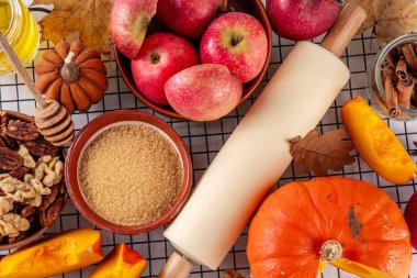 Sonbahar pişirme, çeşitli malzemelerle mevsimlik tatlı pişirme - bal, kabak kabağı kabağı, kahverengi şeker, tarçın, baharat, kırmızı elma, ceviz, fındık. Sonbahar, Şükran Günü pastanesi geçmişi