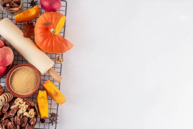 Sonbahar pişirme, çeşitli malzemelerle mevsimlik tatlı pişirme - bal, kabak kabağı kabağı, kahverengi şeker, tarçın, baharat, kırmızı elma, ceviz, fındık. Sonbahar, Şükran Günü pastanesi geçmişi