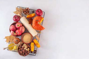 Sonbahar pişirme, çeşitli malzemelerle mevsimlik tatlı pişirme - bal, kabak kabağı kabağı, kahverengi şeker, tarçın, baharat, kırmızı elma, ceviz, fındık. Sonbahar, Şükran Günü pastanesi geçmişi