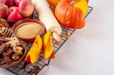 Sonbahar pişirme, çeşitli malzemelerle mevsimlik tatlı pişirme - bal, kabak kabağı kabağı, kahverengi şeker, tarçın, baharat, kırmızı elma, ceviz, fındık. Sonbahar, Şükran Günü pastanesi geçmişi
