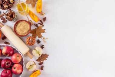 Sonbahar pişirme, çeşitli malzemelerle mevsimlik tatlı pişirme - bal, kabak kabağı kabağı, kahverengi şeker, tarçın, baharat, kırmızı elma, ceviz, fındık. Sonbahar, Şükran Günü pastanesi geçmişi