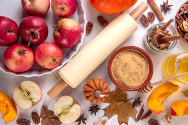 Sonbahar pişirme, çeşitli malzemelerle mevsimlik tatlı pişirme - bal, kabak kabağı kabağı, kahverengi şeker, tarçın, baharat, kırmızı elma, ceviz, fındık. Sonbahar, Şükran Günü pastanesi geçmişi