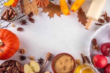 Sonbahar pişirme, çeşitli malzemelerle mevsimlik tatlı pişirme - bal, kabak kabağı kabağı, kahverengi şeker, tarçın, baharat, kırmızı elma, ceviz, fındık. Sonbahar, Şükran Günü pastanesi geçmişi