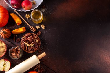 Sonbahar pişirme, çeşitli malzemelerle mevsimlik tatlı pişirme - bal, kabak kabağı kabağı, kahverengi şeker, tarçın, baharat, kırmızı elma, ceviz, fındık. Sonbahar, Şükran Günü pastanesi geçmişi