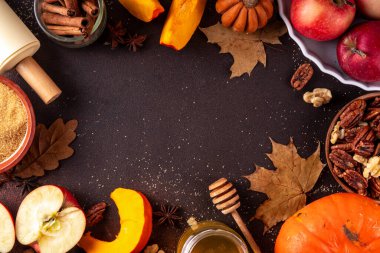 Sonbahar pişirme, çeşitli malzemelerle mevsimlik tatlı pişirme - bal, kabak kabağı kabağı, kahverengi şeker, tarçın, baharat, kırmızı elma, ceviz, fındık. Sonbahar, Şükran Günü pastanesi geçmişi