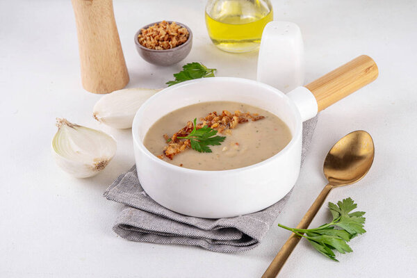 Пюре из лукового супа. Белый луковый сливочный суп с хрустящей карамельной начинкой из лука. Осень и зима комфорт питание, вкусный веганский овощной рецепт