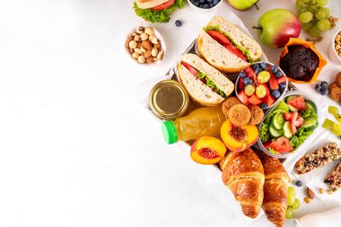 Hazırlık ya da hazır brunch kutusu sandviç, salata, kruvasan, tatlı olarak kurabiye ve meyve suyu, meyve suyu ya da meyve suyu. Kısa bir öğle yemeği molası, zaman tasarrufu, sağlıklı yemek. 