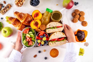 Hazırlık ya da hazır brunch kutusu sandviç, salata, kruvasan, tatlı olarak kurabiye ve meyve suyu, meyve suyu ya da meyve suyu. Kısa bir öğle yemeği molası, zaman tasarrufu, sağlıklı yemek. 