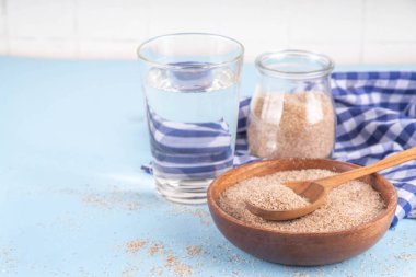 Tüm Psyllium kabuğu kaşık, kase ve kavanozda, bir bardak su ile, haplara ya da kilo vermek için yapılan iğnelere doğal alternatif. Ek lif kaynağı, yardımcı, sağlıklı beslenmek için beslenme desteği