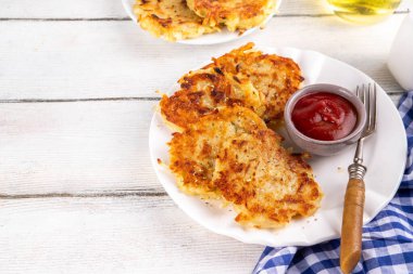 Ev yapımı Hashbrown, Patates gözlemesi, kızarmış kızarmış patates köftesi. Geleneksel Amerikan yemeği, Alman mutfağı. Fikirler rahatlık ister yemek, ister brunch, ister Ekim Festivali, ister Şükran Günü kahvaltısı