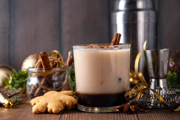Пряничный белый русский Рождественский коктейль со сладким пряничным сиропом, кофейным ликером, специями и сладкими сливками, в стакане виски