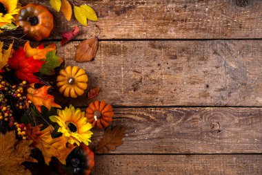 Sonbahar mevsiminde sıcak kahvaltı, bahçede erken sonbahar çayı, balkabağı mumları ve dekorlu taze demlenmiş çay fincanı, sonbahar yaprakları ve açık kitap, okuma zamanı sakin hayat