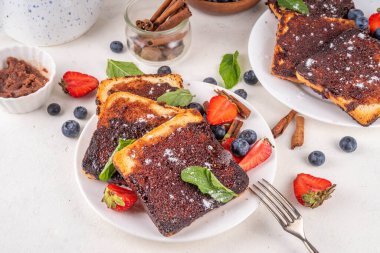 Kahvaltıda tarçınlı tost, tereyağlı tarçınlı tarçınlı tost taze çilek ve yabanmersinli. Creme Brulee yaz kahvaltısı için tatlı tarifi