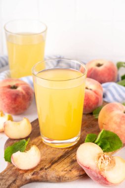 Düz Çin çörekleri incir şeftali suyu taze incir şeftalileri ve beyaz arka planda nane şekeri fotokopi alanı