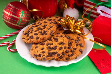 Geleneksel Noel çikolatalı kurabiyeleri, Kış tatili için çıtır Amerikan tatlıları ve Noel Baba hediyeleri.