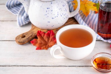 Tatlı taze akçaağaç çayı içeceği, lezzetli aromatik sıcak içecek buz küpleri ve bol akçaağaç şurubu, kopyalama alanı.