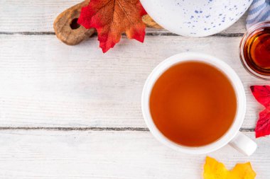 Tatlı taze akçaağaç çayı içeceği, lezzetli aromatik sıcak içecek buz küpleri ve bol akçaağaç şurubu, kopyalama alanı.