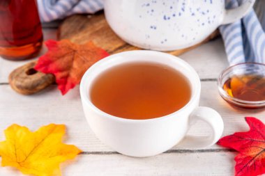 Tatlı taze akçaağaç çayı içeceği, lezzetli aromatik sıcak içecek buz küpleri ve bol akçaağaç şurubu, kopyalama alanı.