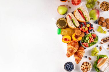 Hazırlık ya da hazır brunch kutusu sandviç, salata, kruvasan, tatlı olarak kurabiye ve meyve suyu, meyve suyu ya da meyve suyu. Kısa bir öğle yemeği molası, zaman tasarrufu, sağlıklı yemek. 