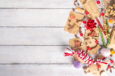 Köpek ve kedi takvimi, 24 el işi zarf ve küçük hediye, evcil hayvanlar için hediyeler, mandallı oyuncaklar ve Noel için dekorasyon evi numaraları. Noel, kediler ve köpekler için yeni yıl hediyeleri