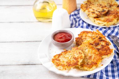 Ev yapımı Hashbrown, Patates gözlemesi, kızarmış kızarmış patates köftesi. Geleneksel Amerikan yemeği, Alman mutfağı. Fikirler rahatlık ister yemek, ister brunch, ister Ekim Festivali, ister Şükran Günü kahvaltısı