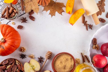 Sonbahar pişirme, çeşitli malzemelerle mevsimlik tatlı pişirme - bal, kabak kabağı kabağı, kahverengi şeker, tarçın, baharat, kırmızı elma, ceviz, fındık. Sonbahar, Şükran Günü pastanesi geçmişi