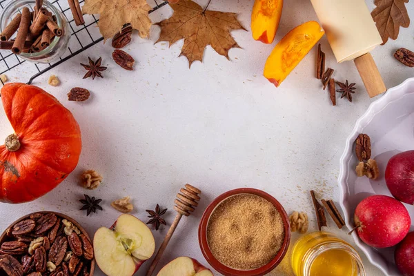 Sonbahar pişirme, çeşitli malzemelerle mevsimlik tatlı pişirme - bal, kabak kabağı kabağı, kahverengi şeker, tarçın, baharat, kırmızı elma, ceviz, fındık. Sonbahar, Şükran Günü pastanesi geçmişi