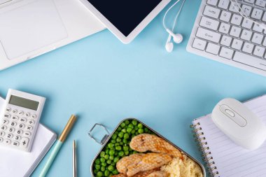 Ofis için ev yapımı öğle yemeği, ızgara tavuk fileto, kuskus garnitür, sebze, beslenme çantası, klavye, ofis aksesuarları, iş yemeğinde sağlıklı yemek.