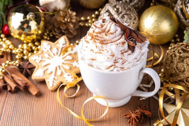 Sıcak çikolata, latte kahve ya da krem şantili ve tarçınlı kokteyl Noel 'de beyaz seramik bardakta, yeni yıl süslemeli masa.
