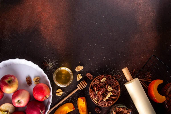 Sonbahar pişirme, çeşitli malzemelerle mevsimlik tatlı pişirme - bal, kabak kabağı kabağı, kahverengi şeker, tarçın, baharat, kırmızı elma, ceviz, fındık. Sonbahar, Şükran Günü pastanesi geçmişi