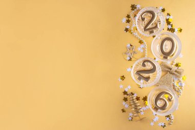 Yeni yıl 2026 kutlama kartı arka planı 2026 altın parti dekorasyonlu, pembe arka planda yıldız konfetisi. Düz yatış, Mutlu Noeller, Noel Mutlu Noeller bayrağı 