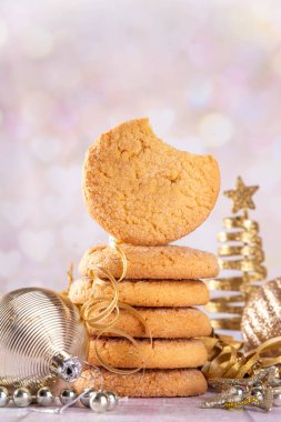 Noel arkaplanında geleneksel Amerikan şekerli kurabiyeler, altın takılar, Noel ağacı ve bokeh etkisi, kopyalama alanı