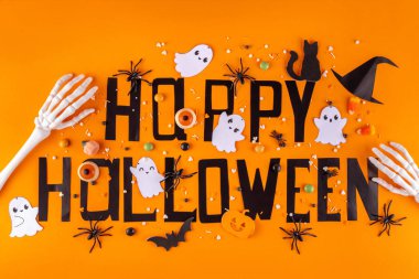 Parlak siyah turuncu Cadılar Bayramı tebrik kartı, parti davetiyesi geçmişi 31 Ekim Mutlu Cadılar Bayramı ve geleneksel tatil süslemeleri - siyah kedi, örümcek, hayalet, balkabağı ve şeker