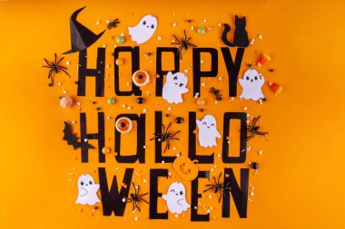 Parlak siyah turuncu Cadılar Bayramı tebrik kartı, parti davetiyesi geçmişi 31 Ekim Mutlu Cadılar Bayramı ve geleneksel tatil süslemeleri - siyah kedi, örümcek, hayalet, balkabağı ve şeker