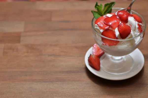 Vanilla Ice Cream Sliced Strawberries Mint Glass Bowl White Saucer — Stock Photo, Image