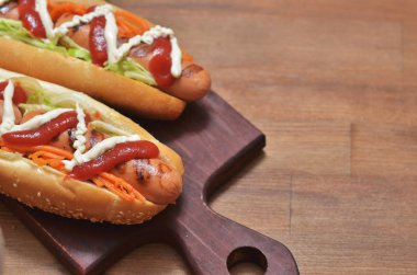 Sosis ızgara sebze, topuz susam ahşap zemin ile