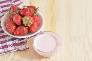 Ahşap bir masa üzerinde duran bir daire üzerinde büyük çilek