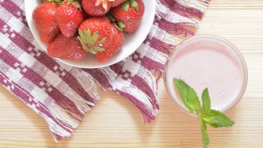 Beyaz bir plaka üzerinde kırmızı büyük çilek