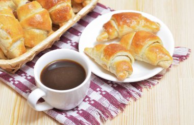 Ev yapımı kruvasan bir plaka üzerinde ve bir sepet içinde